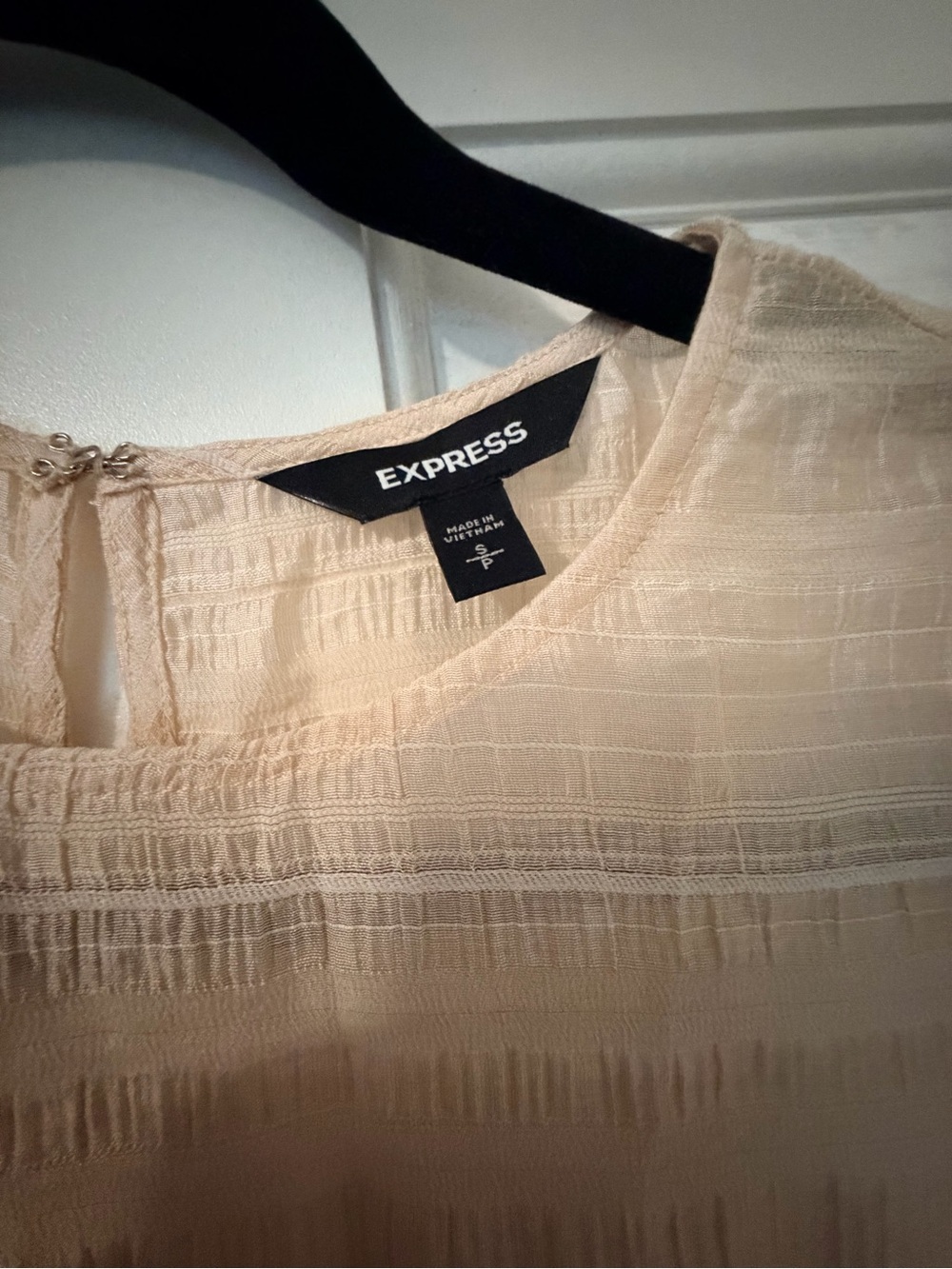 Express Textured Puff-Sleeve Top - Picture 3 of 4